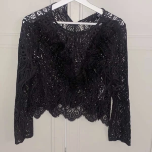 zara blus - Zara blus som är lite genomskinlig bara använd 1 gång❤️❤️❤️