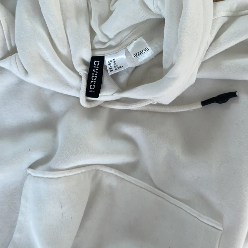 Blackpink hoodie vet inte hur många gånger använd fast inte många gånger. Den kommer ifrån h&m divded säljer för 100 kr. Hoodies.