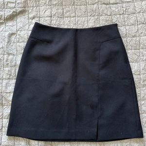 Kjol - Super härlig kjol med slits, köpt från second hand och kommer från hennes. Lite större i storleken och säljer den då jag inte kan ha den längre. 