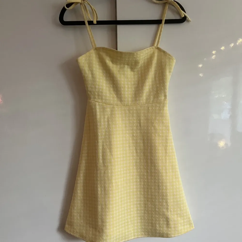 En supersöt gulrutig klänning med snörning upptill vid axlarna från H&M i strl XS!💓 Mycket bra skick, perfekt nu till sommaren!🫶🏻. Klänningar.