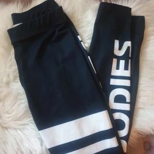 Skit snygga better bodies tränings tights - Tror inte dessa säljs i butik längre. Använda några få gånger. Storlek s med hög midja! Passar s och xs färgen är marinblå🌸