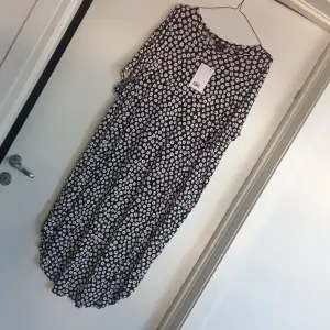 Super comfy dress, loose fit. Size M. Never worn, new. Price does not include shipping. 