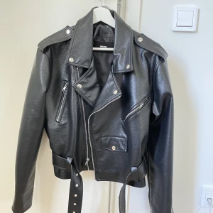 Skinnjacka - Använd några gånger och ville ha den oversized, är vanligtvis XS-S. Kan tänka mig byta till en mindre storlek, är öppen för förslag! 