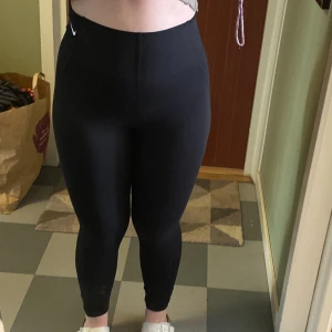 Svarta Nike Träningsbyxor  - Svarta träningsbyxor. Aldrig använda, fin kvalite. Skriv privat för fler bilder/frågor! Köparen står för frakten men kan mötas upp i Malmö❤️