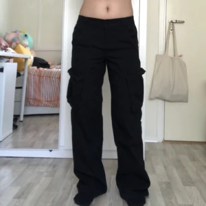 Low waist cargos  - Svarta cargos i fint skick. Innebenslängd: 76cm!!  För referens är jag 1,60. Ställ gärna frågor 🩷🩷
