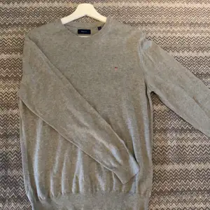 Säljer nu denna gråa GANT tröjan för använder den inte längre, skick 8/10 ny pris”1499kr”mitt pris”499kr”
