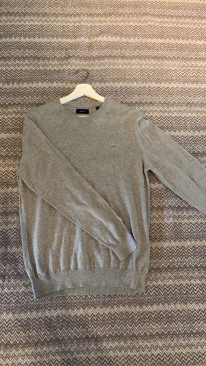 Gant tröja - Säljer nu denna gråa GANT tröjan för använder den inte längre, skick 8/10 ny pris”1499kr”mitt pris”499kr”