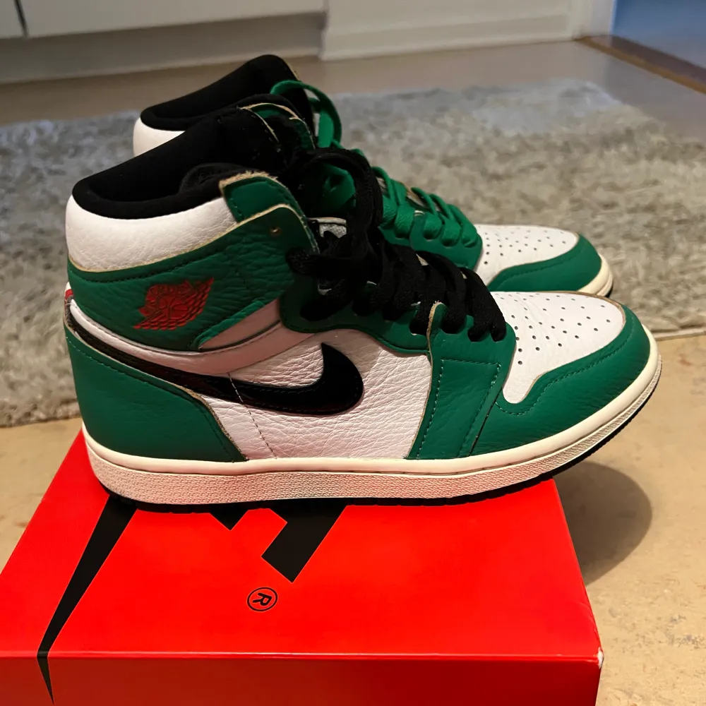 Jordan 1 high lucky green   Använda men i bra skick. Skor.