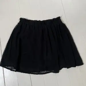 Säljer denna svarta kjol då den tyvär inte passar längre💔