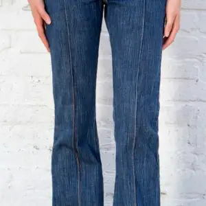 Fina nya oanvända ”low rise bootcut jeans” med fickor med knappar. storlek S. Mått:ö: rise, 31