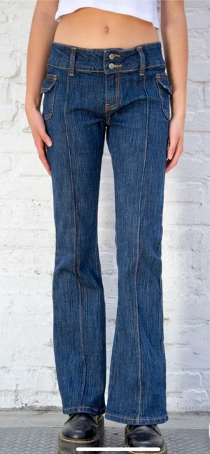 Brandy Melville jesns - Fina nya oanvända ”low rise bootcut jeans” med fickor med knappar. storlek S. Mått:ö: rise, 31" (80 cm) inseam, 29" (74 cm) waist