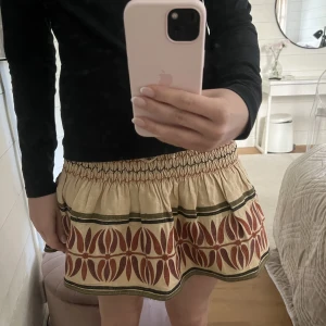 Kjol från zara - Köpte förra året och aldrig använt! Köpte för 500kr, säljer för 250🌸