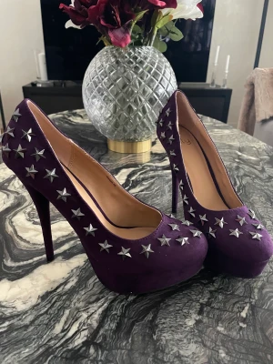Klackskor till billigt pris  - Hej!  Säljer fina klackskor, i väldigt gott skick. De flesta är helt oanvända. Säljs billigt pga flytt, 100kr/st finns Lila med stjärnor stl 39  Leopard mönstrade stl 38 Svarta med spännen stl 39
