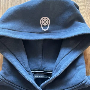 Sail Racing hoodie, i färg blå grå - Använd 1 gång, inga fläckar eller skador på tröjan och den är i gott skickt! Ny pris=600