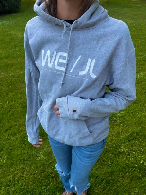 We/Jl huvtröja - En grå huvtröja från märket We/Jl! Tröjan är köpt secondhand men i fint skick då den är sparsamt använd. Storleken är M och jag på bild är en small!