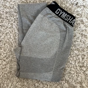 Gymshark tights grå - Gråa, superstretchiga träningstights från gymshark. Rätt slitna, därav priset. 