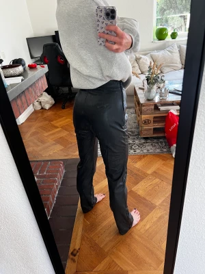 Svarta Skinnbyxor  - Svarta Skinnbyxor med lite bootcut från Nelly, så snygga men används tyvärr inte längre😩