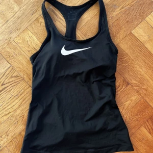 Träningslinne nike - Träningslinne från Nike med inbyggd sport-bh