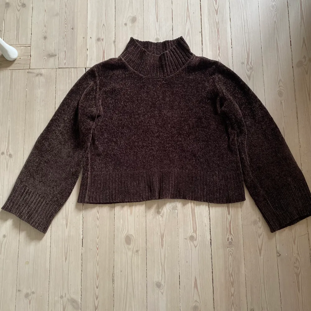 Jag säljer en brun väldigt mjuk stickad tröja från Gina tricot i storlek M, säljer på grund av att den inte används. Använd men är i väldigt bra skick. Köparen står för frakt!. Stickat.