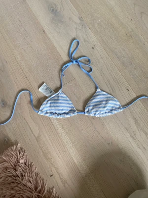 bikini - blå randig bikini från hm i stl 34, super fin men är för liten! Knappt använd och bra skick 🩵🩵