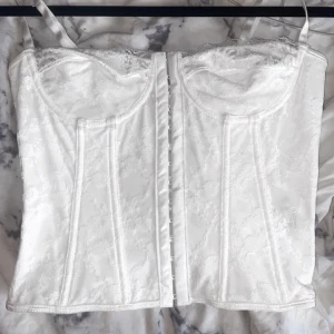 Vit topp korsett  - Jättefin men tyvärr för liten 