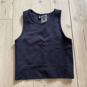 Rib seamless crop top från stronger i storlek xs - Säljer en crop top från stronger i storlek xs, säljer på grund av att den är för liten. Är i nyskick, använda en gång. Köparen står för frakt!