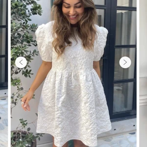 Sommarklänning  - Säljer även denna fina klänningen då jag inte hann skicka tillbaka den och hittade en annan inför studenten. Bra skick, helt ny med prislappen kvar! 