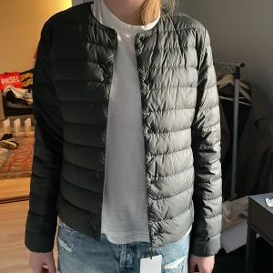 Uniqlo jacka❤️ - Grön jacka från uniqlo, använd fåtal gånger. Nypris 900kr.❤️