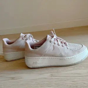 Säljer dessa snygga sneakers i ljus rosa. Max använt 2 gånger. Pris kan diskuteras 💗