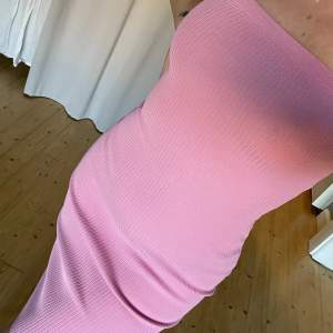 Så fin klänning från NAKD, använd vid ett tillfälle. Mer rosa än vad som upplevs på bilderna!! Ribbat lite stretchigt material🥰