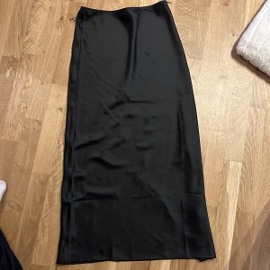 Satin kjol - Säljer satin kjol i Maxi längd stl 38