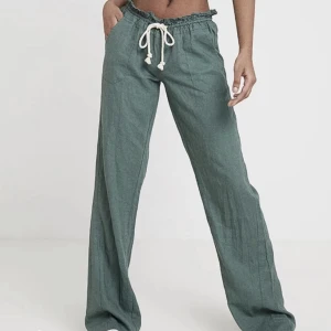 Linnebyxor Gröna Roxy - Köpte ett par Roxy linnebyxor här på plick men de var tyvärr för små så säljer vidare. Lite slitna längst ner