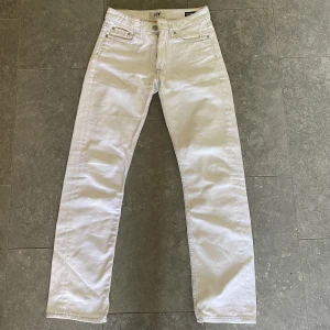 Vita jeans - Raka vita jeans, medelhög midja🎀Går ner till marken på mig som är 170