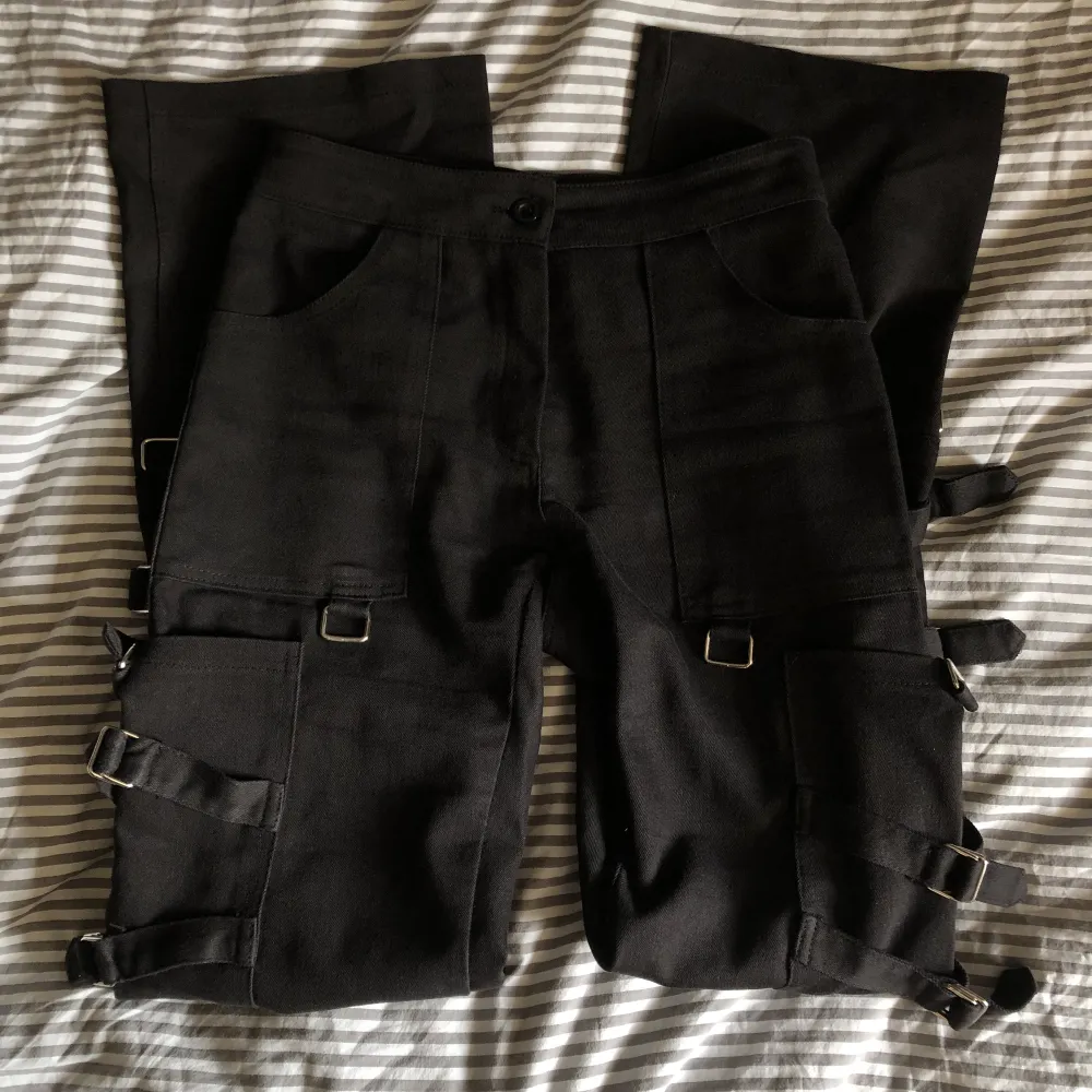 Svarta byxor med coola detaljer ! köpte second hand för något år sedan ! . Jeans & Byxor.