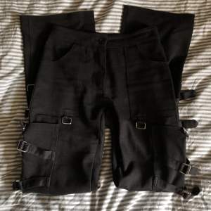 Svarta byxor med coola detaljer ! köpte second hand för något år sedan ! 