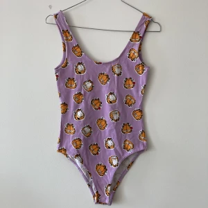 Katten Gustaf body - Katten Gustaf body! Använd typ 2 ggr. Lappar bortklippta men rätt säker på att det är strl 36 och bomull/bomullsmix. 