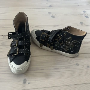 Chloè sneakers susanna  - Chloè susanna high top sneakers som nya. Storlek 36 nypris är runt 8000kr. Kan tänka mig sänka priset vid snabb affär🎀