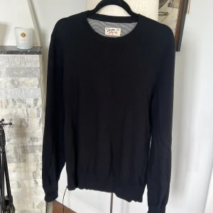 Svart Bomullströja  - Svart Bomullströja i väldigt bra skick. Fråga mig gärna vid funderingar. 