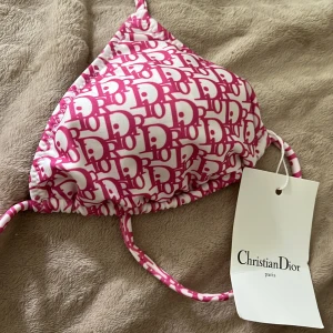 Dior bikini - Helt ny oanvänd. Storlek M men justerbar med snöre så kan passa olika! Pris kan diskuteras! 