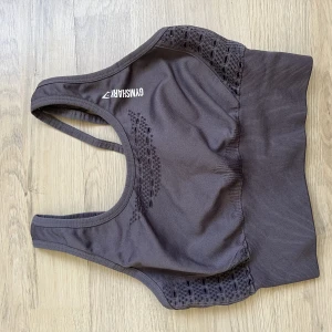 Gymshark sportbh  - Sport-bh från gymshark storlek XS.  Några trådar har lossnat lite från ena bandet i ryggen, se sista bilden
