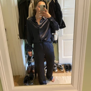 Samsoe Ramona Trousers - Säljer dessa magiska Ramona trousers i mörkblå satin (oanvända)! (Säljer även den matchade skjortan i annan annons). Storleken är lagom slapp på mig som är 36/38 i byxor 