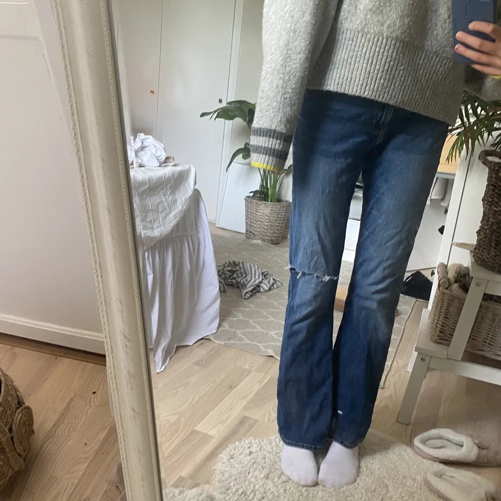 Fina Blå bootcut jeans . Jeans & Byxor.