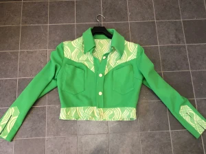 Grön tröja - Köpt i Gotland från familj som sytt dem själva. Finns matchande byxor till. Aldrig använt själv.