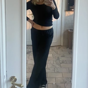 Linnebyxor  - Säljer mina svart linnebyxor från h&m, pga för små. Jöttesköna, fina och är i bra skick och kvalité💖💗 Bra i längen för mig som är 175cm. Skriv om ni är intresserade💖