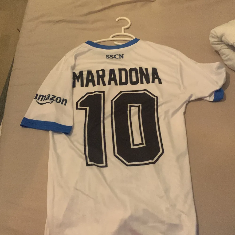 Napoli ea7 fotbolls tröja me maradona på storlek m. T-shirts.