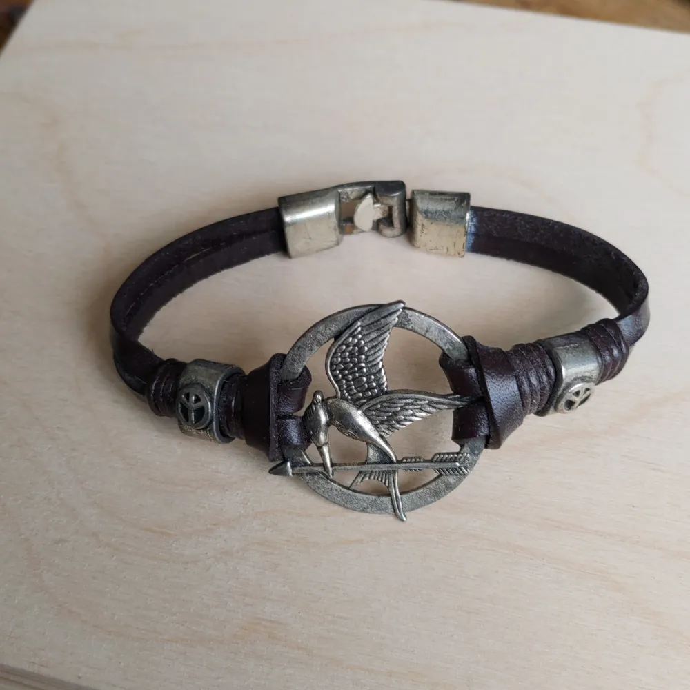 Hunger games mockingjay leather bracelet . Accessoarer.