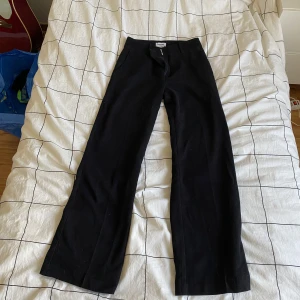 Kostymbyxor - Säljer ett par svarta kostymbyxor från Monki i storlek 34.  