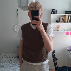 Stickad väst - Assnygg brun, stickad väst från cypress links köpt från Beyond Retro. Storleken är L och hals-till-midje måttet är 59cm, modellen i första bilden är 192cm lång. Använd fåtal gånger och i bra skick.