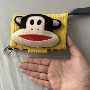 Monkey plånbok  - fett söt plånbok som jag inte riktigt vet vart jag köpte den ifrån. Läs tagg. Det finns en liten skada på tredje bilden men jag själv glömde bort att den fanns o la inte märke till den. Kan gå ner i pris Tryck gärna på köp nu Köparen står för frakten 