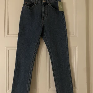 Jeans H&M - Strl: 38 men något små i strl. Modell: Slim och high weist.  Aldrig använda då de visade sig vara för små.